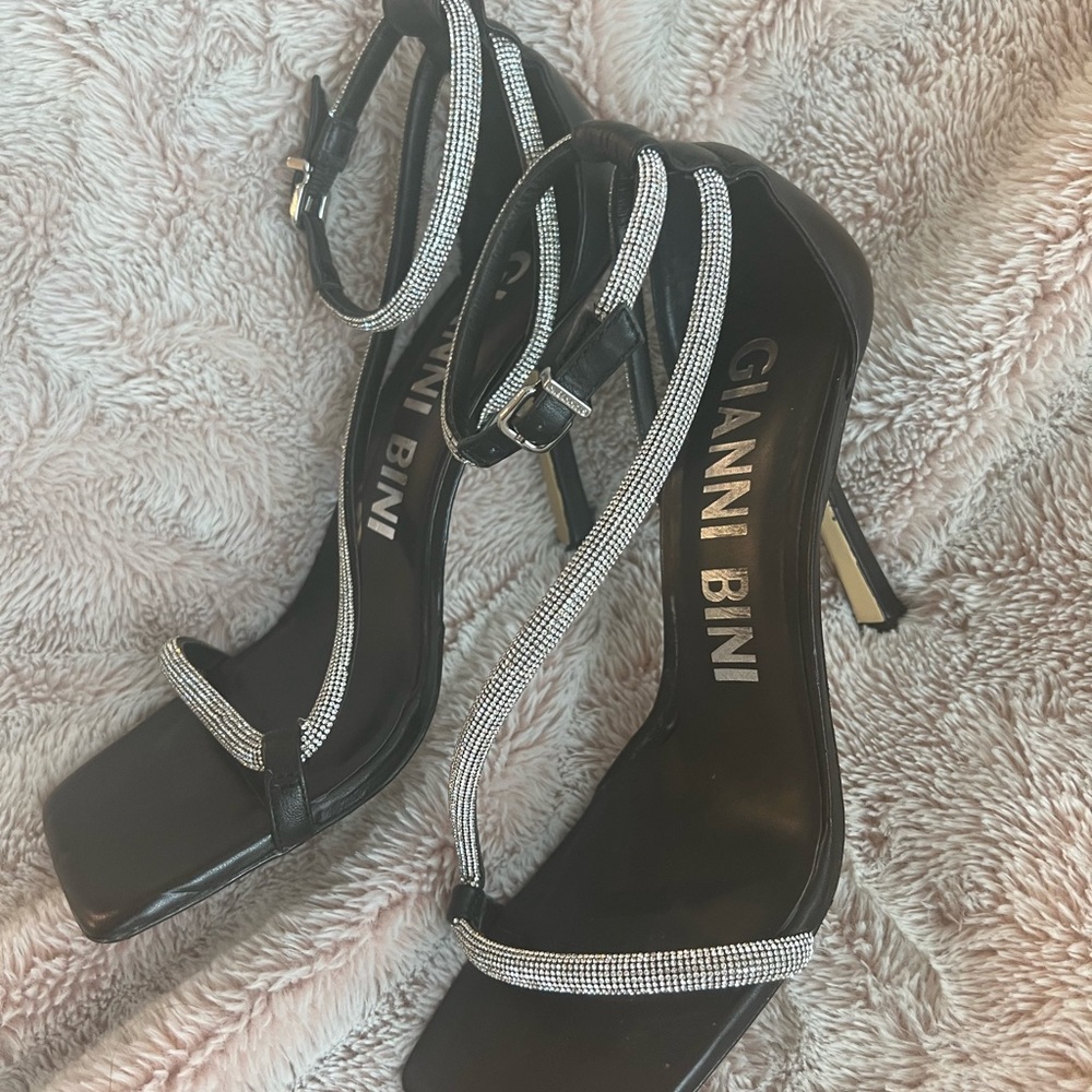 Comfortable sexy black heels with rhinestone details